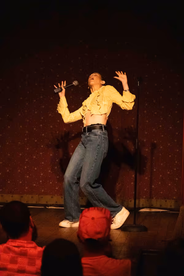 Stand-up comedian Hanna Dickinson, mid-joke. 4
