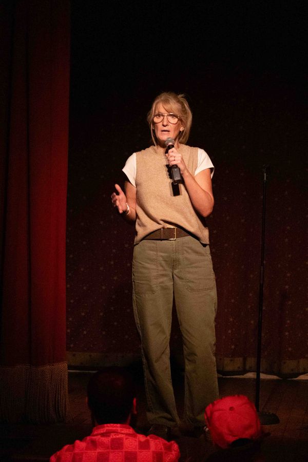 Boston's top stand-up comedian, Kathe Farris makes her NYC stage debut. 6