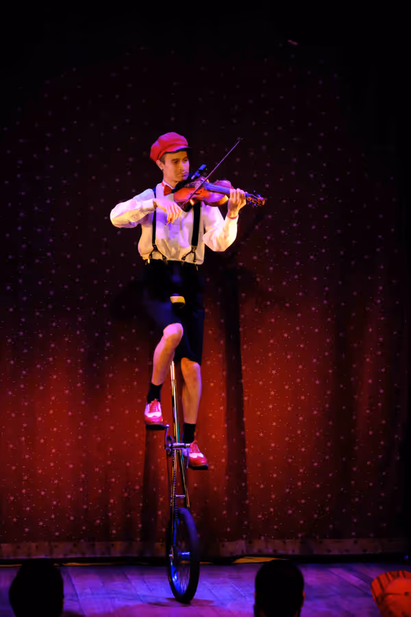 Jefferson Freire, on a giraffe unicycle, playing a violin. For real! 7