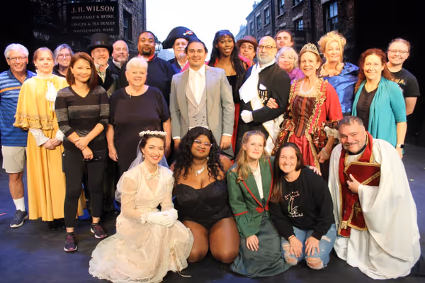 The entire cast and crew. 8