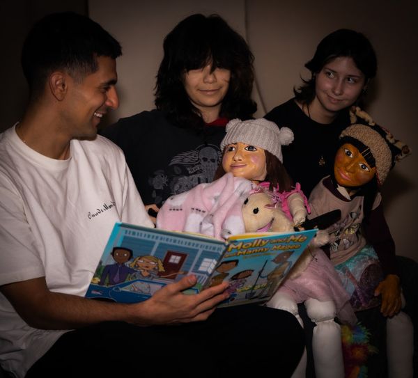 A father reads to his children, voiced and carried by Teatro Dignidad’s puppeteers. 4