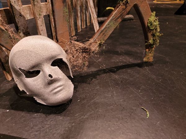 The set combining the Midwestern set cemetery of Spoon River with a Greek style of storytelling. 2