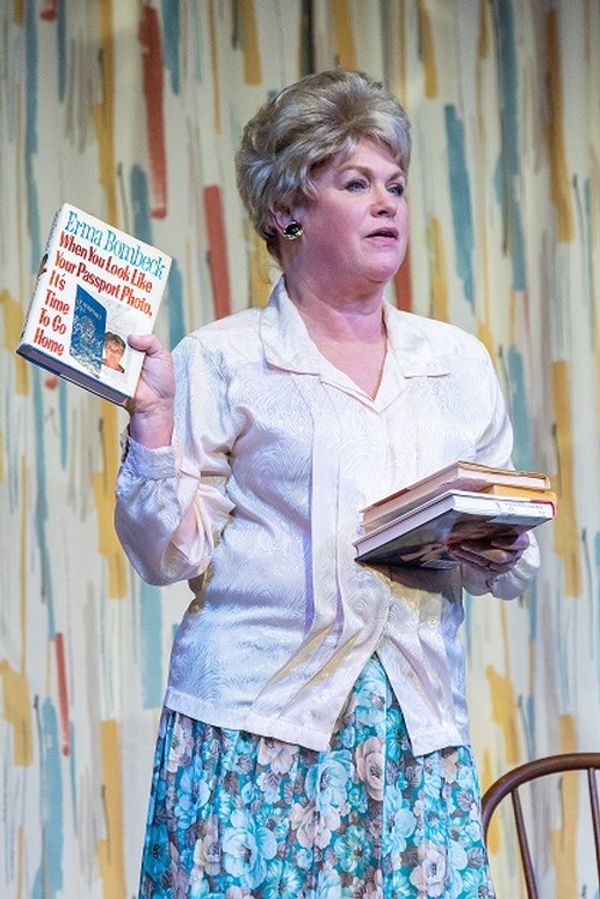 Helen Rapits as Erma Bombeck in Erma Bombeck: At Wit's End
Produced by triangle productions! - Portland Oregon
photo by Kinderpics/David Kinder 1