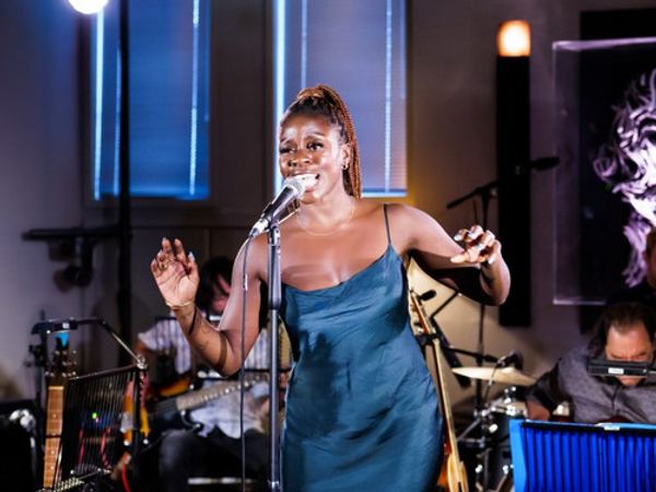 Aisha Jawando performs at West End Unplugged to benefit charity
(photo by Maria Zhytnikova courtesy of L-Acoustics) 1