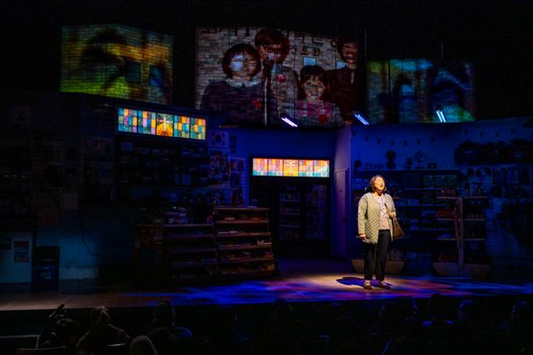 Ins Choi and Esther Chung in Kim?s Convenience (2025). A Soulpepper Production in association with American Conservatory Theater & Adam Blanshay Productions. Photo by Dahlia Katz 4