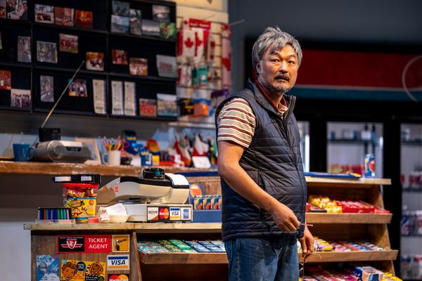 Ins Choi and Esther Chung in Kim?s Convenience (2025). A Soulpepper Production in association with American Conservatory Theater & Adam Blanshay Productions. Photo by Dahlia Katz 8