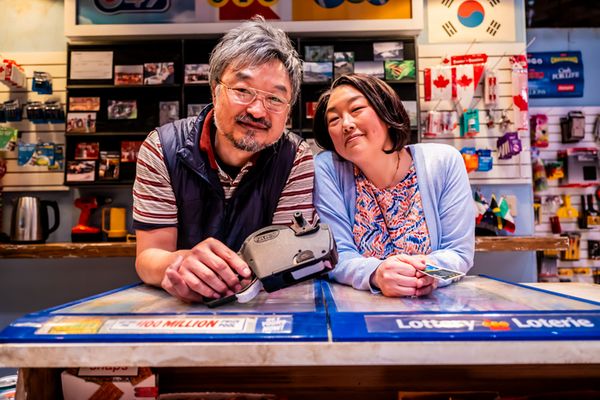 Ins Choi and Esther Chung in Kim?s Convenience (2025). A Soulpepper Production in association with American Conservatory Theater & Adam Blanshay Productions. Photo by Dahlia Katz 9