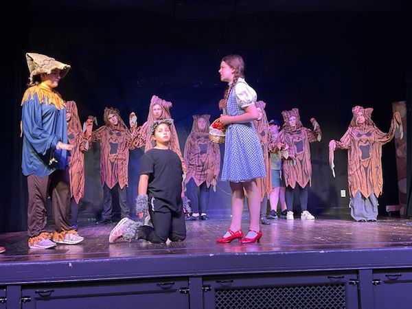 Leila Vargas as Scarecrow, Valentina Vargas as Toto, Evelynn Knox as Dorothy 1