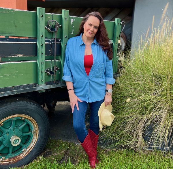 Samantha Marti-Parisi as newspaper columnist, author, political commentator and Texas firebrand, Molly Ivins in Red Hot Patriot 3