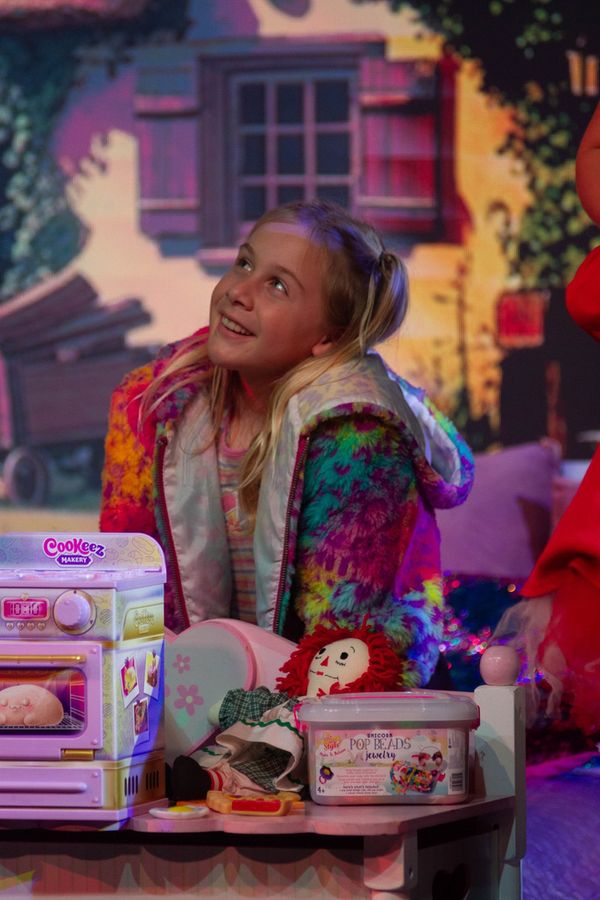 Alexa Rosengaus (front) as Cinderella and Hannah Rubinstein (rear) as The Narrator. 4