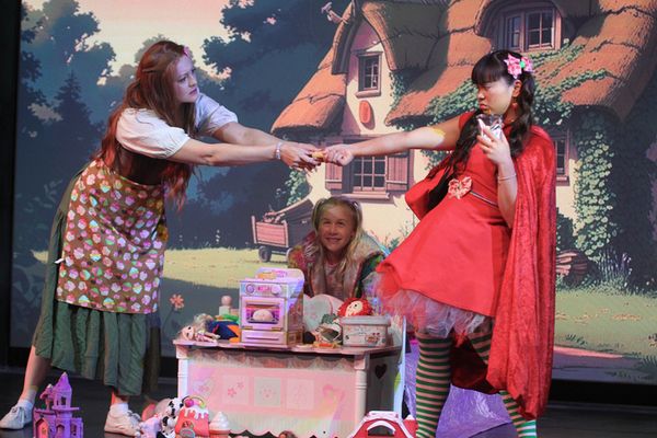 Alexa Rosengaus (front) as Cinderella and Hannah Rubinstein (rear) as The Narrator. 5