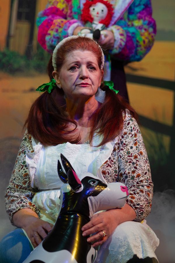 Alexa Rosengaus (front) as Cinderella and Hannah Rubinstein (rear) as The Narrator. 7