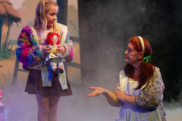 Alexa Rosengaus (front) as Cinderella and Hannah Rubinstein (rear) as The Narrator. 8