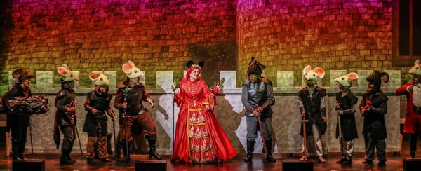 Drosselmeir fights off the Ratgoons. 5