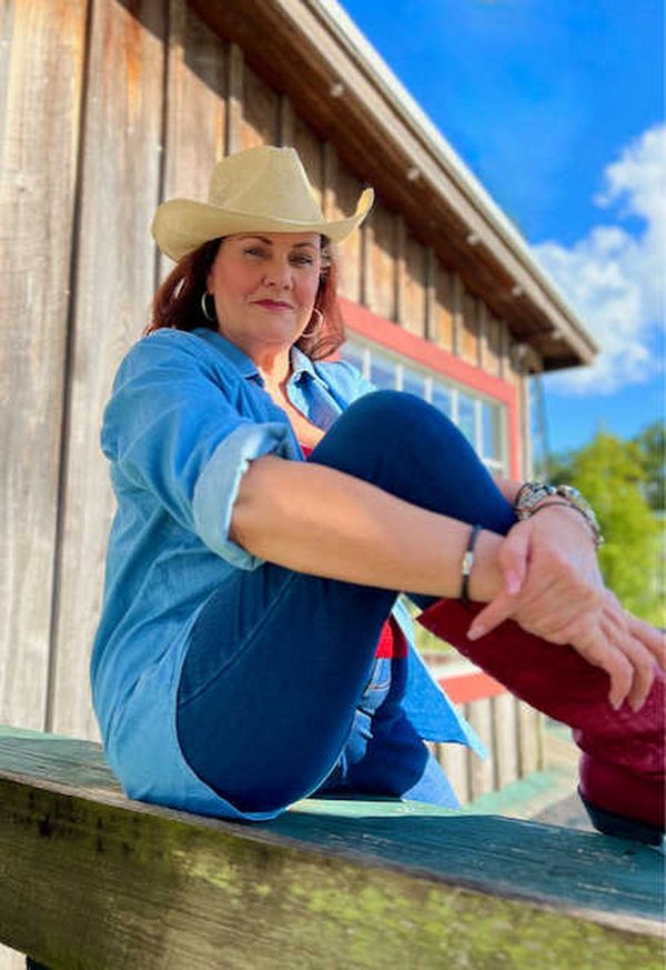 Samantha Marti-Parisi as newspaper columnist, author, political commentator and Texas firebrand, Molly Ivins in Red Hot Patriot 1