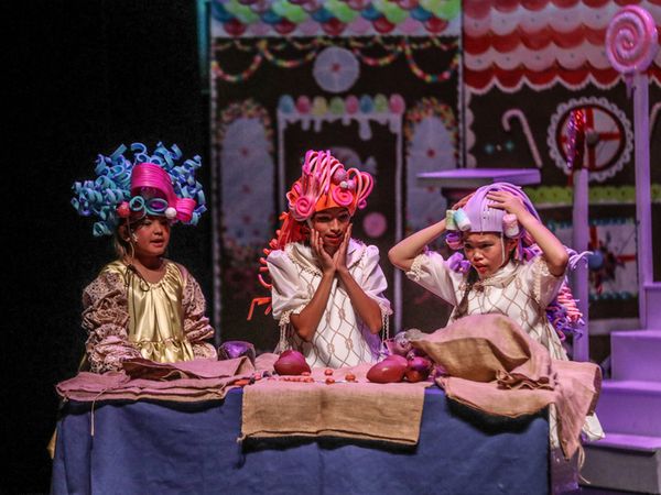 Drosselmeir fights off the Ratgoons. 2