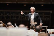 Welser-Möst Conducts Mozart and Dvořák