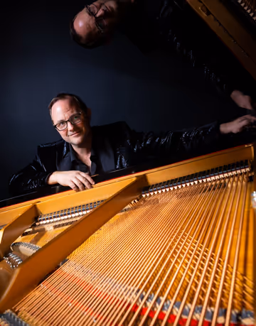 Kevin on the Keys Celebrates Hollywood StageMag