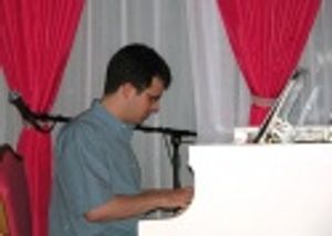 Brian accompanied Kate and others on the piano...

 Photo