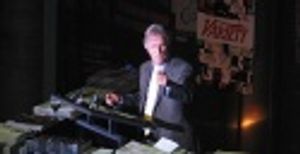 Henry Winkler addresses the audience... Photo