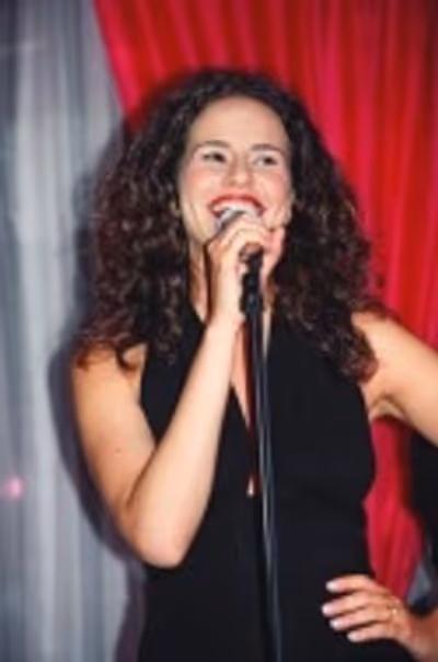 Mandy told stories throughout the night about
growing up in LA, singing with Bette M Photo
