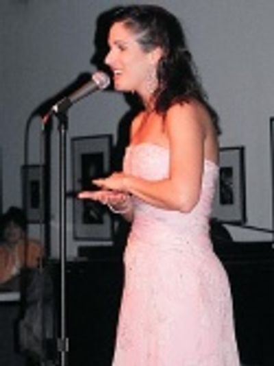 Stephanie intros her next song... Photo