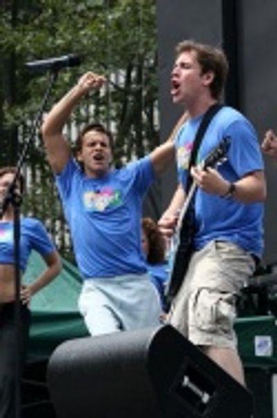Stephen Lynch and Wedding Singer cast members Photo