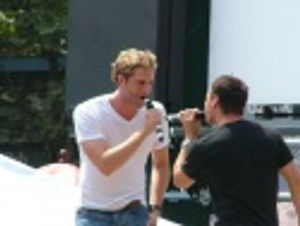 Colin Hanlon and Drew Lachey sing "What You Own" Photo