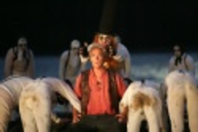 Svein Sturla Hungnes (center) as Peer Gynt Photo