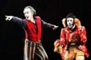 Thom Sesma and cast member Photo