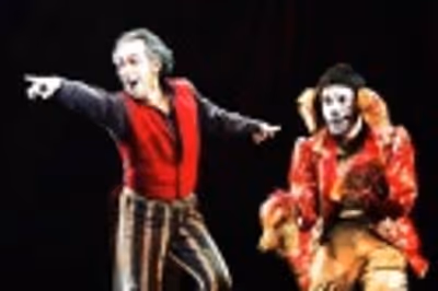 Thom Sesma and cast member Photo