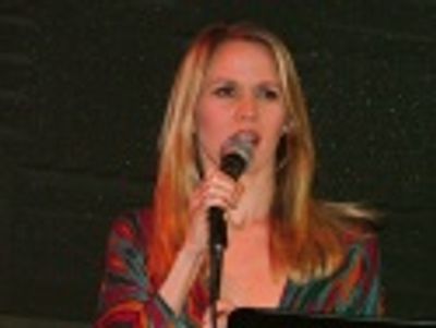 Lauren Kennedy sang "Losing Track of Time" Photo