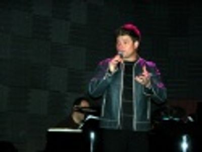 Rob Evan (with composer Neil Berg at piano) sings the
stirring "Roxanne" from "The M Photo