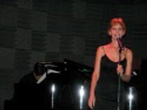 After a LENGTHY standing ovation (naturally), Ellen invited
the audience to join her Photo