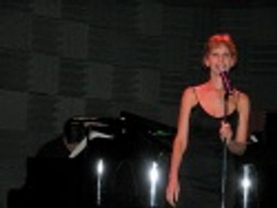 After a LENGTHY standing ovation (naturally), Ellen invited
the audience to join her Photo