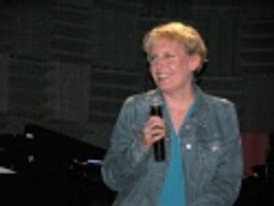 Closing the show with her signature song, Liz Callaway
performs the triumphant, "Mea Photo