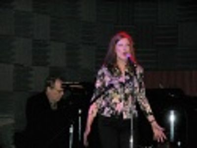 The beautiful and also very talented, Annette O'Toole
sings while husband, Michael p Photo