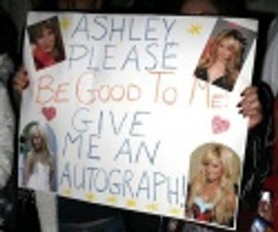 Fans lining up for the star... Photo
