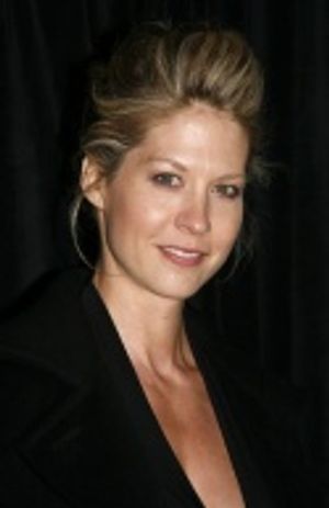 Jenna Elfman Photo