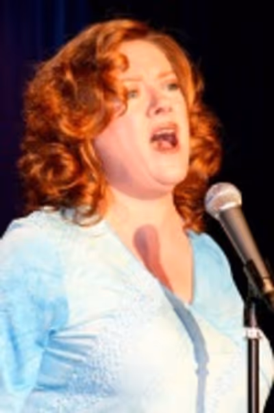 Lisa Asher, wowing the audience with "Just a Housewife" Photo