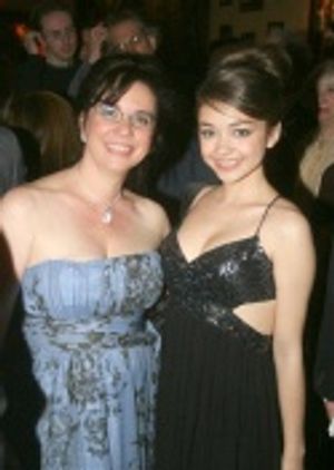 Sarah Hyland and her mother, Melissa Photo