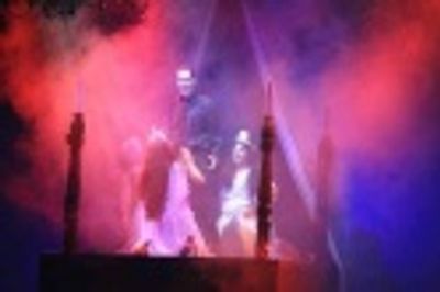 Thomas Borchert (Dracula) and Vampire Girls in the Austrian production Photo