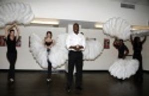 Brian McKnight with Chicago ladies. Photo