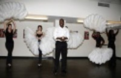 Brian McKnight with Chicago ladies. Photo