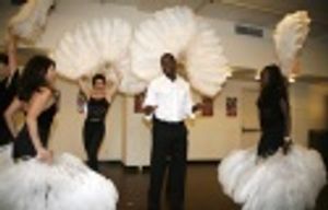Brian McKnight with Chicago ladies. Photo