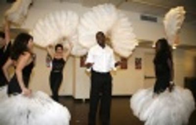 Brian McKnight with Chicago ladies. Photo