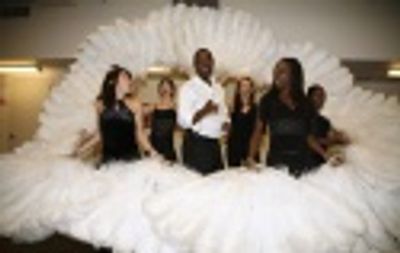 Brian McKnight with cast of Chicago Photo