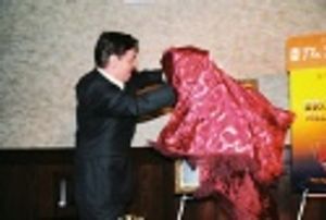 Gary Beach unveiling the painting Photo