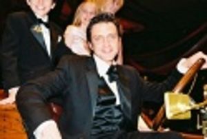 Raul Esparza  Photo