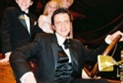 Raul Esparza  Photo
